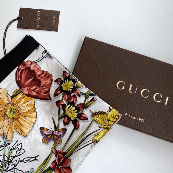 New Gucci Infinity Flora White Black Border Silk Scarf with Gucci Gift Box